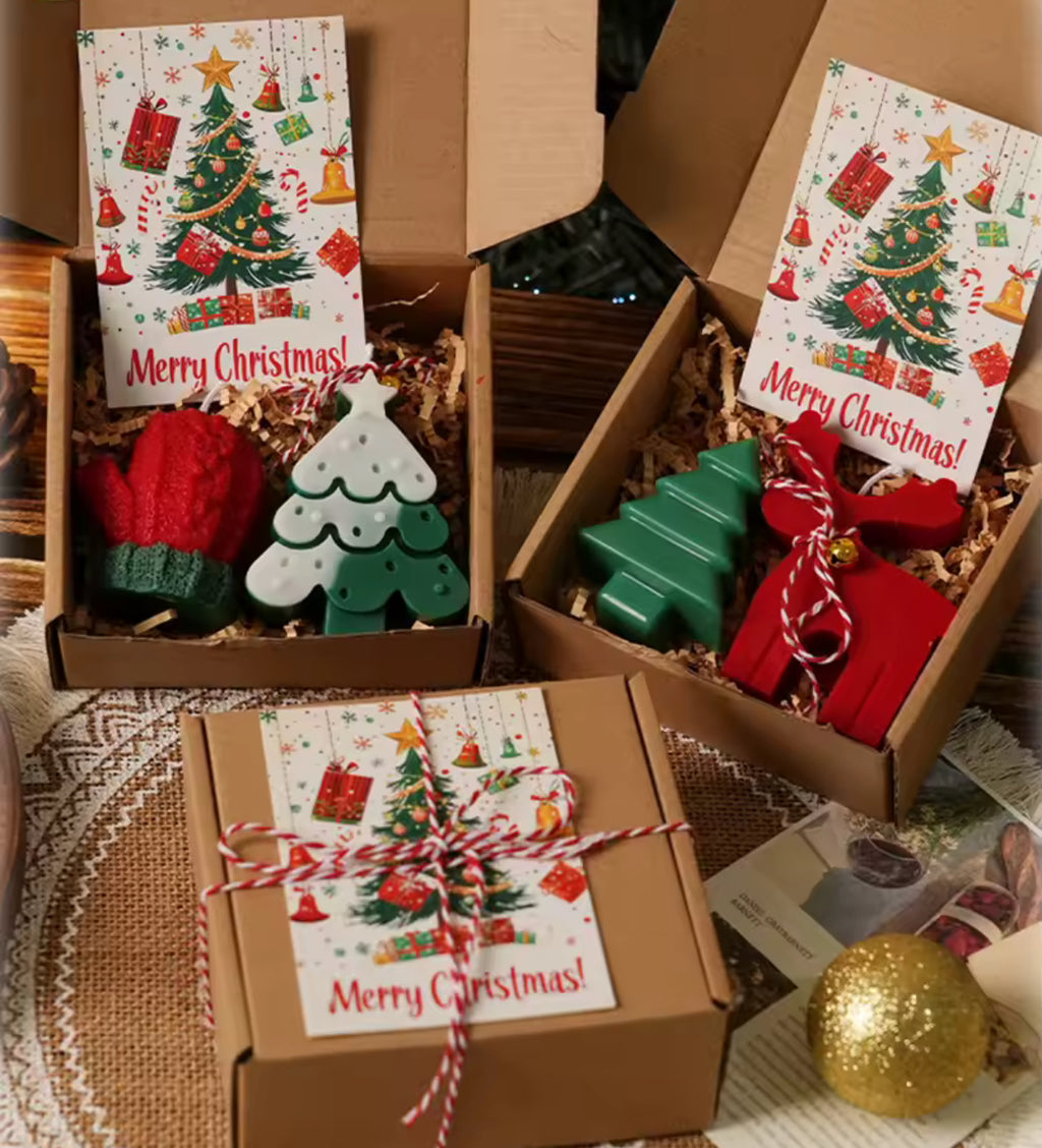 🕯️ Ziemassvētku Sveču Dāvanu Komplekts – Eglīte un Piparkūku Cilvēciņš 🎁 Roku darbs ar svētku aromātu ✨