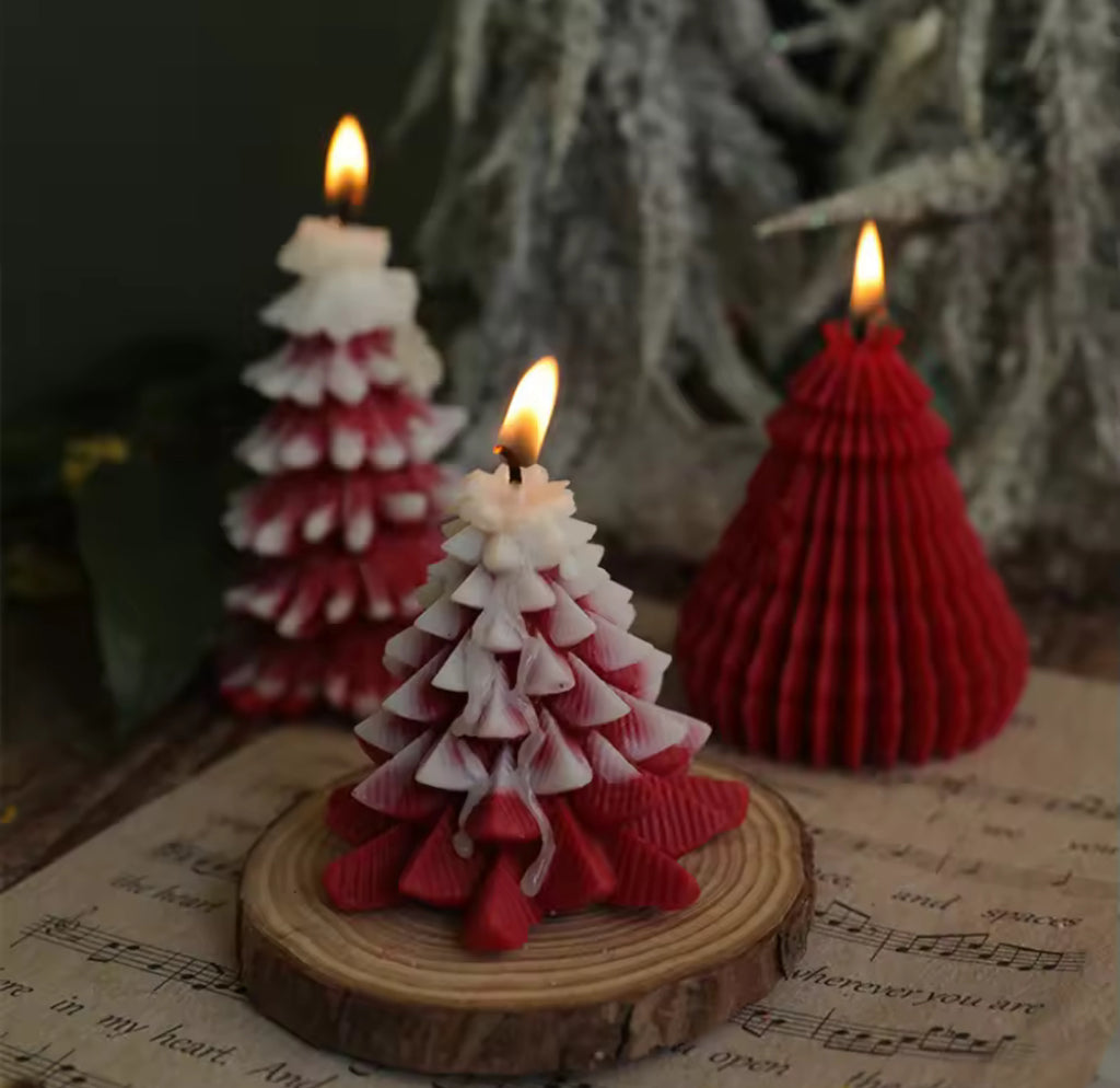 🎄 Roku darbs Ziemassvētku eglītes svece no sojas vaska ar zvaniņu dekoru – ilgstoša degšana līdz 6 stundām 🕯️✨