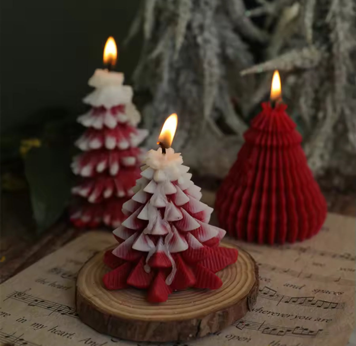 🎄 Roku darbs Ziemassvētku eglītes svece no sojas vaska ar zvaniņu dekoru – ilgstoša degšana līdz 6 stundām 🕯️✨